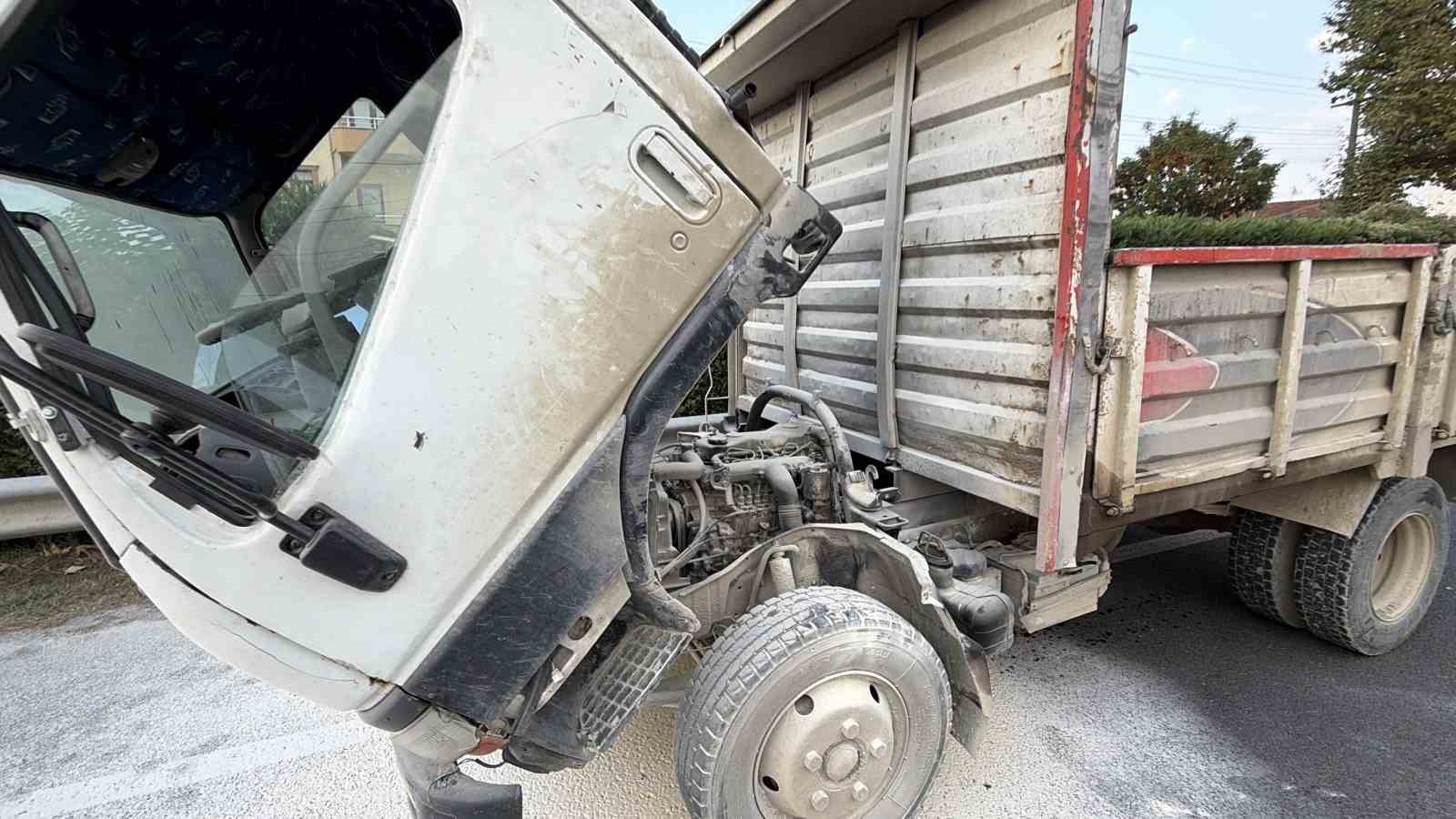D-100’de seyir halindeki kamyonda yangın: Vatandaşlar yangın söndürme tüpleriyle müdahale etti