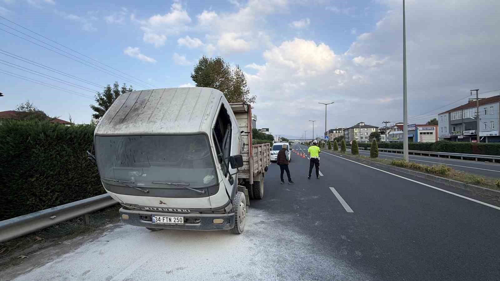 D-100’de seyir halindeki kamyonda yangın: Vatandaşlar yangın söndürme tüpleriyle müdahale etti