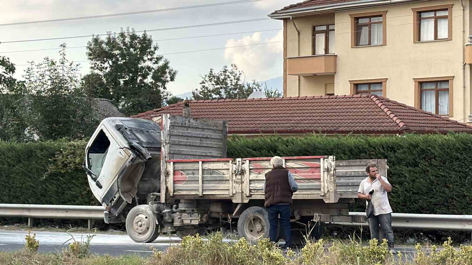 D-100’de seyir halindeki kamyonda yangın: Vatandaşlar yangın söndürme tüpleriyle müdahale etti
