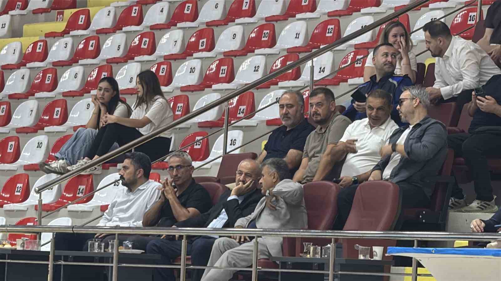 Dursun Ali Arslan anısına düzenlenen turnuvada ilk gün heyecanı