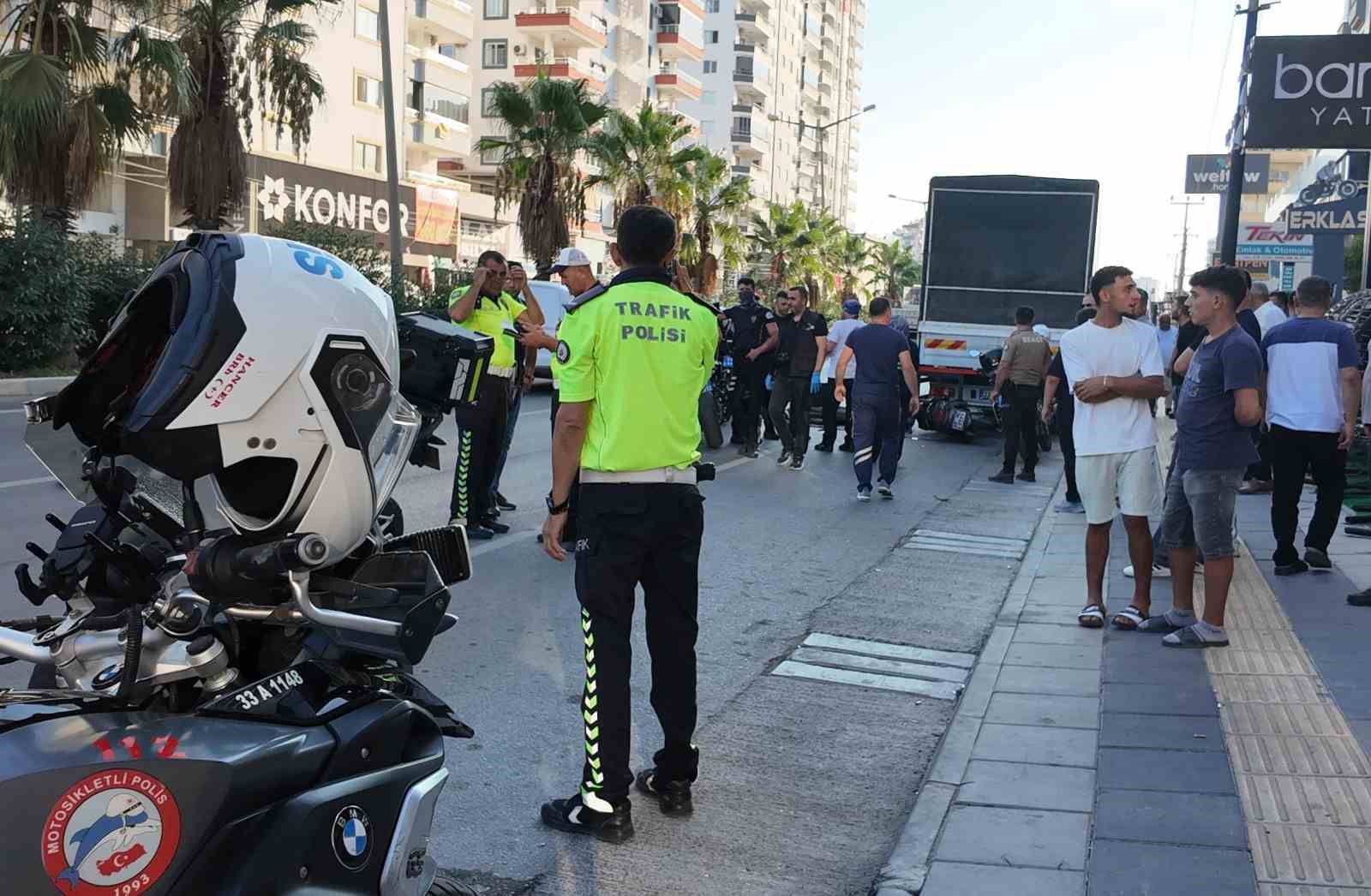 Tırla çarpışan motosiklet ardından kamyonete çarptı: 1 ölü, 1 yaralı