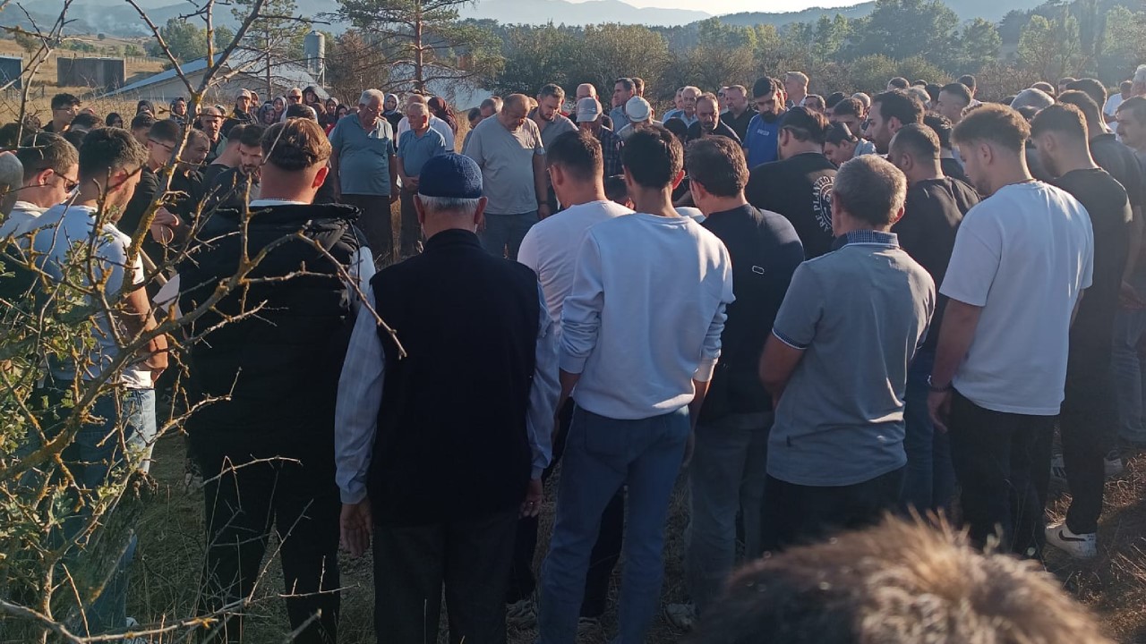 Kürek sörfü yaparken boğularak hayatını kaybeden genç Bolu’da toprağa verildi