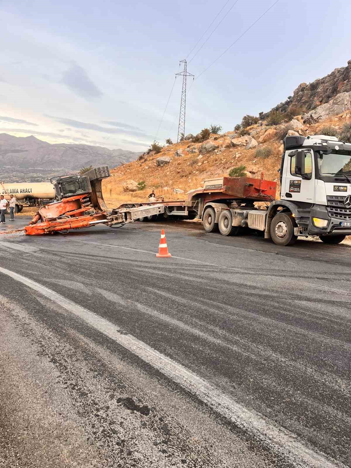 Tırın üzerindeki iş makinesi yola düştü, yol trafiğe kapandı