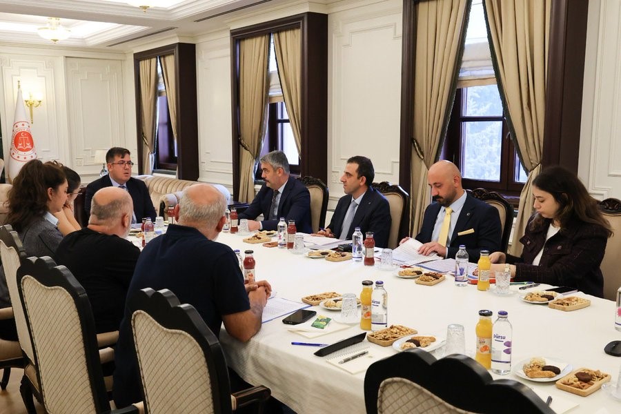 Adalet Bakan Yardımcısı Tuncay, Adalet Peşinde Aileleri Platformu üyeleriyle bir araya geldi