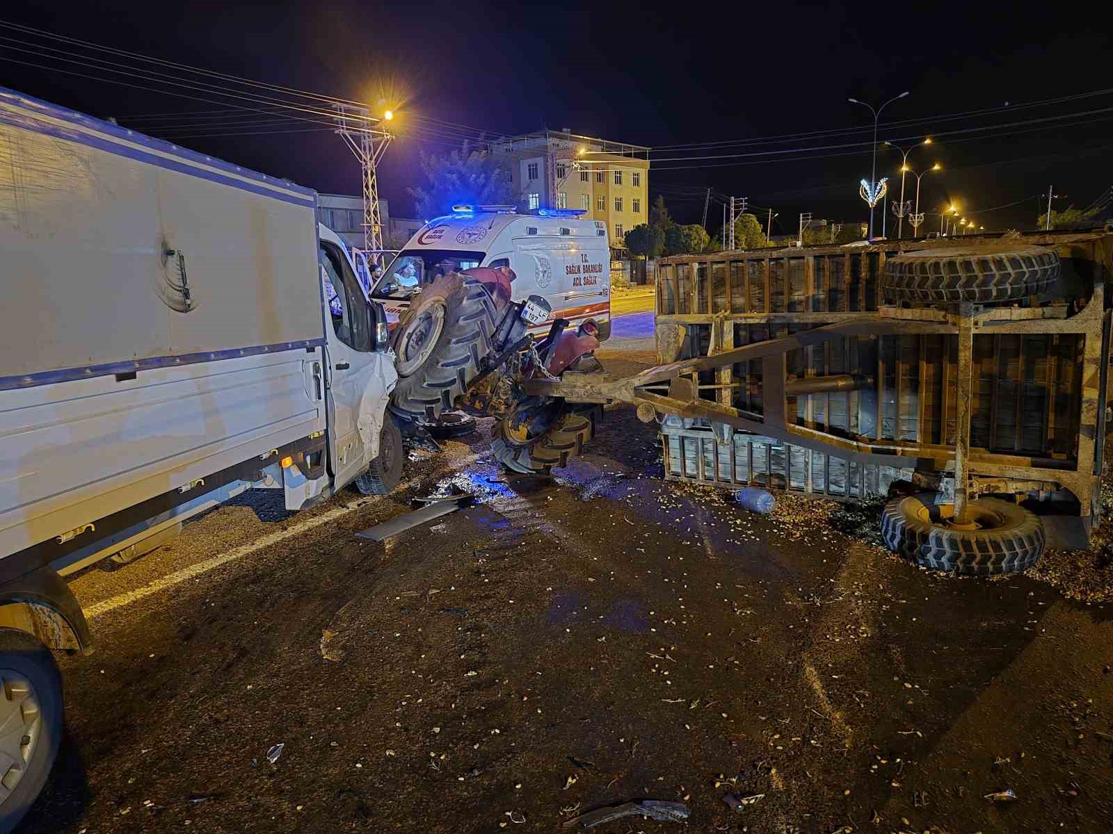 Gaziantep’te kamyonet ile traktör çarpıştı: 3 yaralı