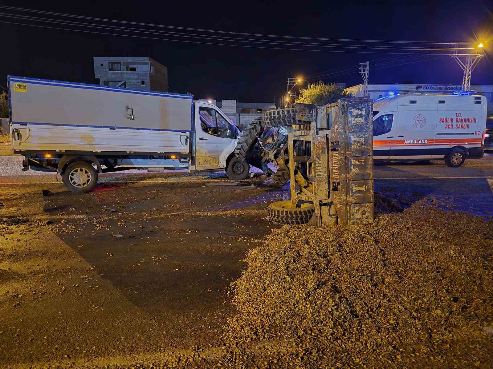 Gaziantep’te kamyonet ile traktör çarpıştı: 3 yaralı