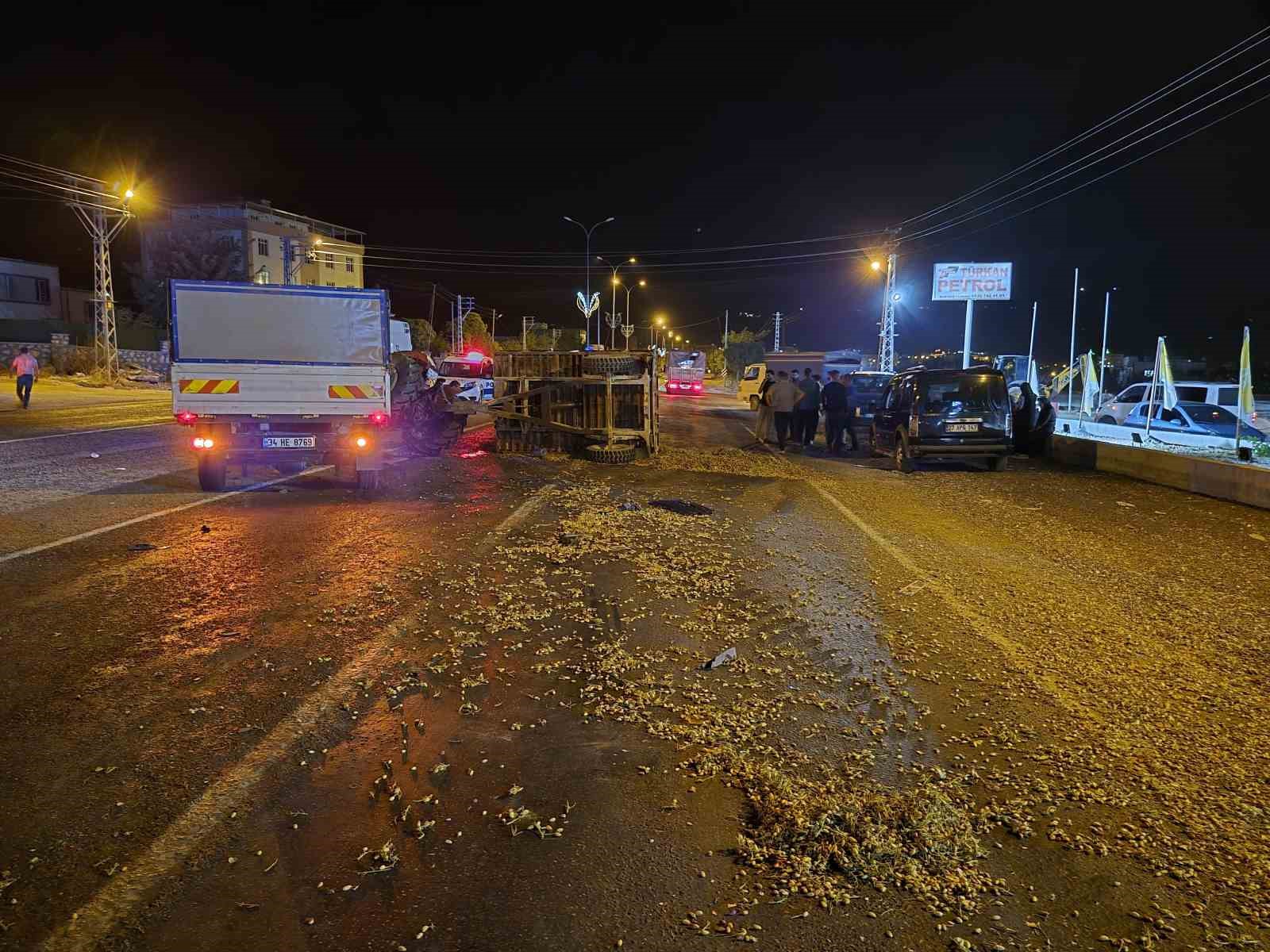 Gaziantep’te kamyonet ile traktör çarpıştı: 3 yaralı
