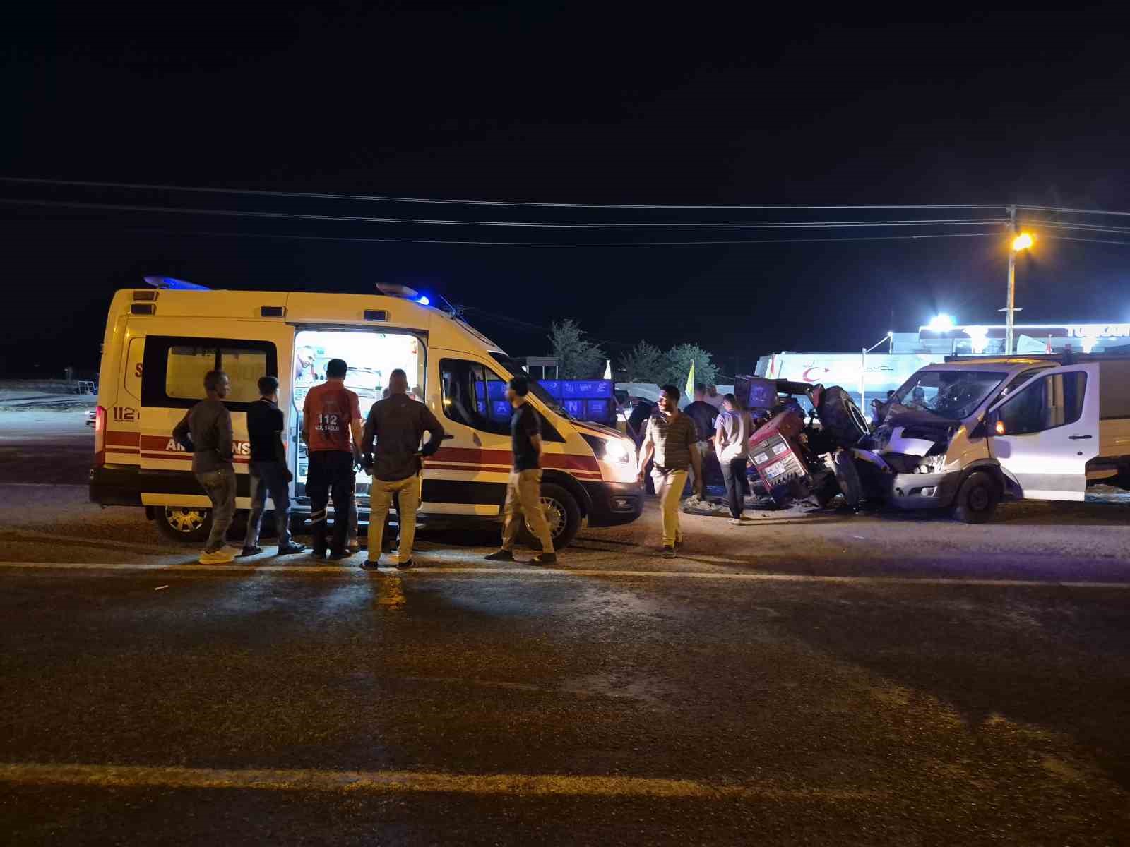 Gaziantep’te kamyonet ile traktör çarpıştı: 3 yaralı