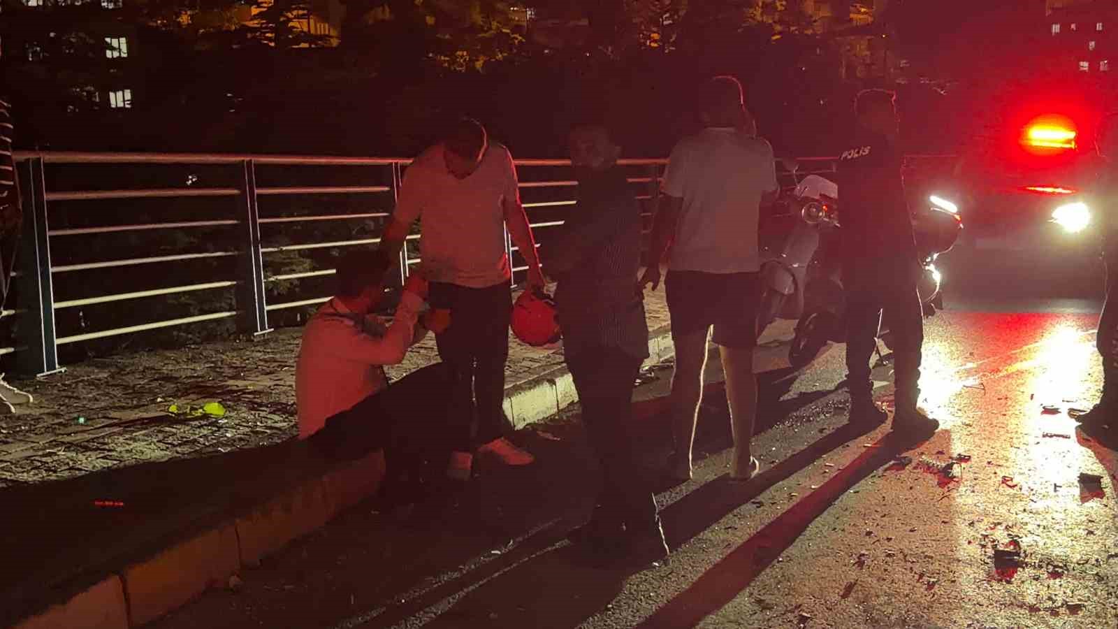 Virajı alamayan otobüs iki otomobile çarptı: Ölümle burun buruna geldiler