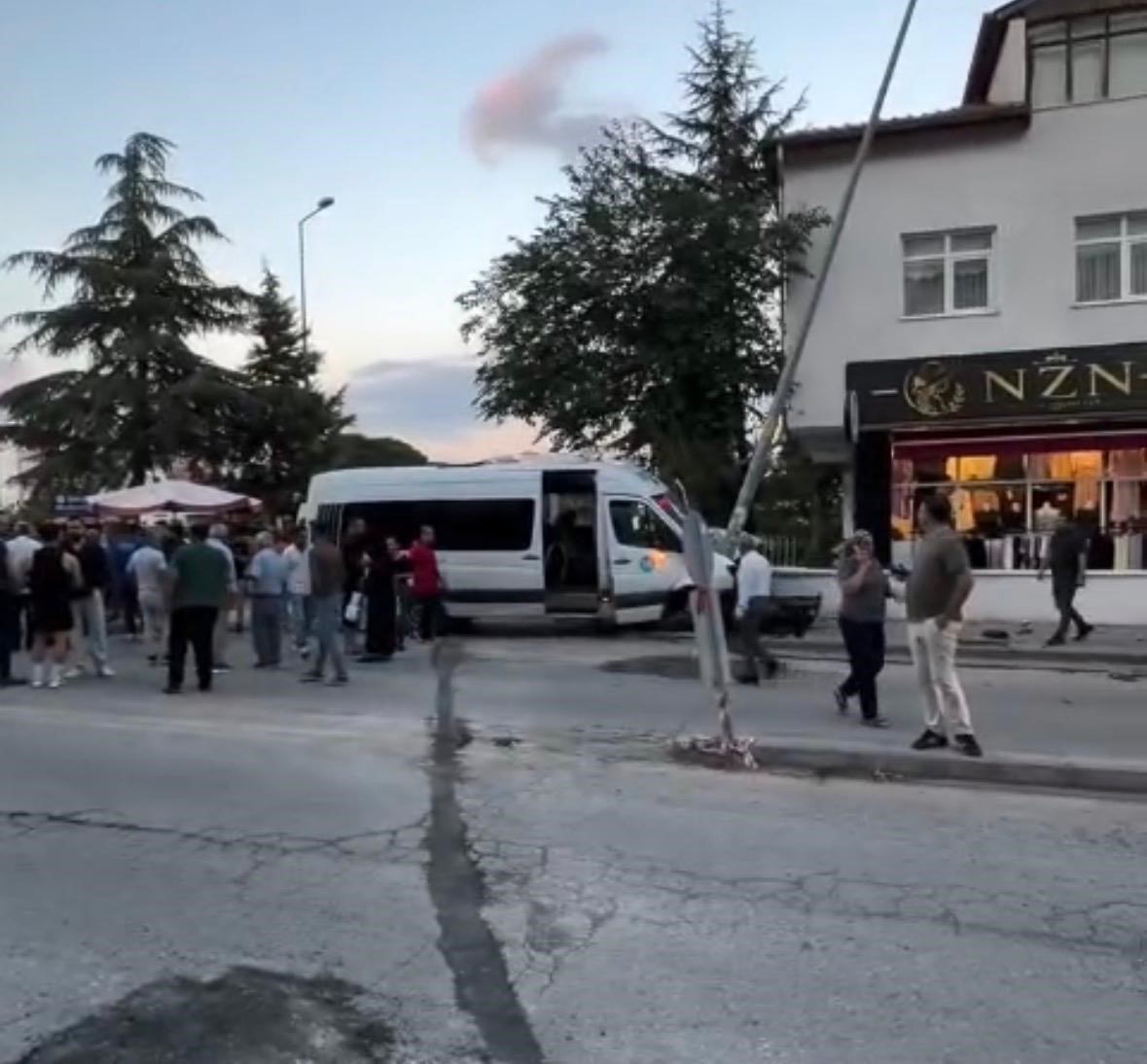 Freni patlayan minibüs taksiyi önüne kattı, direğe çarparak durabildi: 1 yaralı