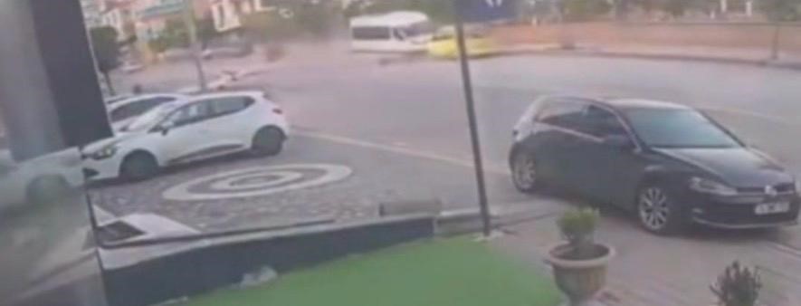 Freni patlayan minibüs taksiyi önüne kattı, direğe çarparak durabildi: 1 yaralı