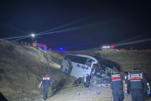 Amasya’da yolcu otobüsü şarampole uçtu: 2’si ağır 24 yaralı