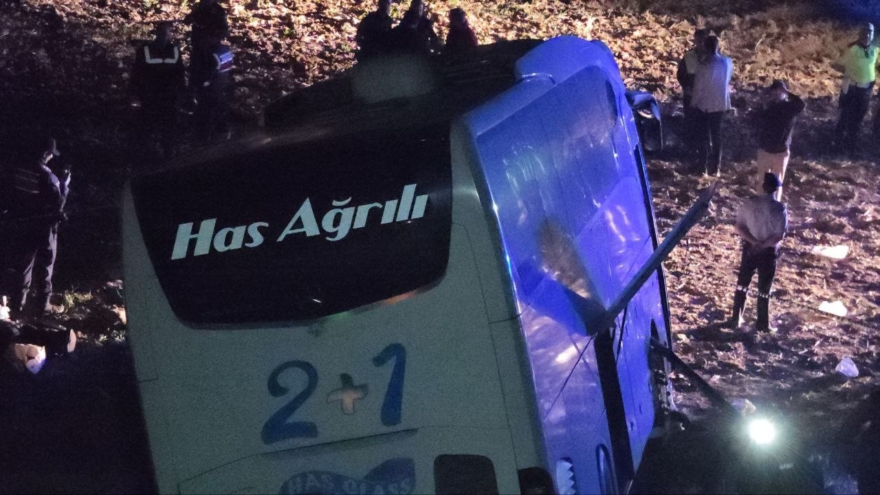 Amasya’da yolcu otobüsü şarampole uçtu: 2’si ağır 24 yaralı