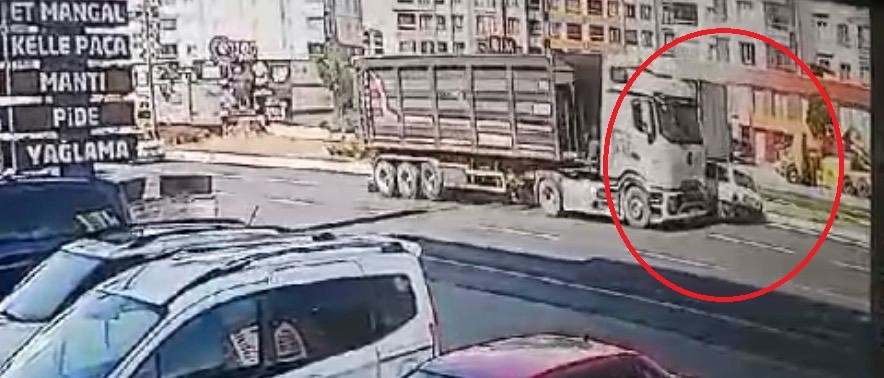 Kayseri’de tırla çarpışan otomobilin takla attığı kaza kamerada
