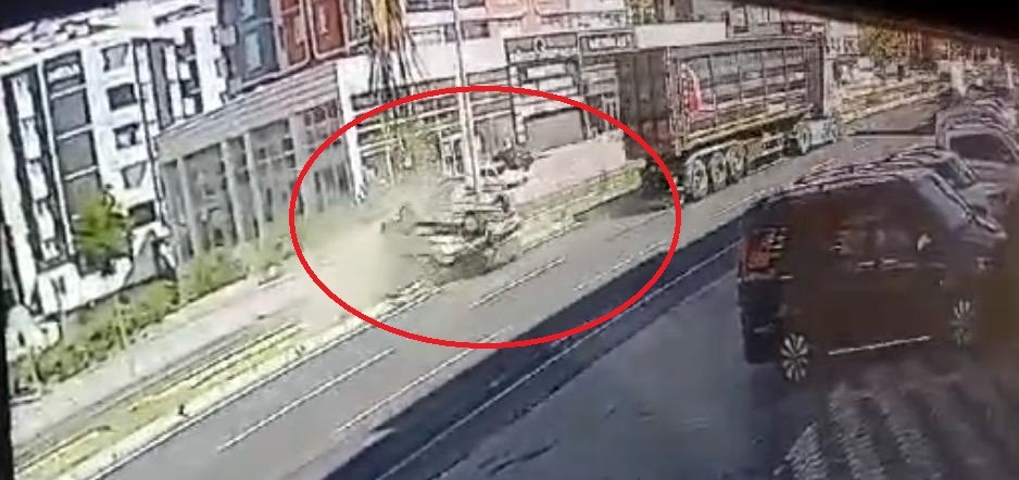 Kayseri’de tırla çarpışan otomobilin takla attığı kaza kamerada
