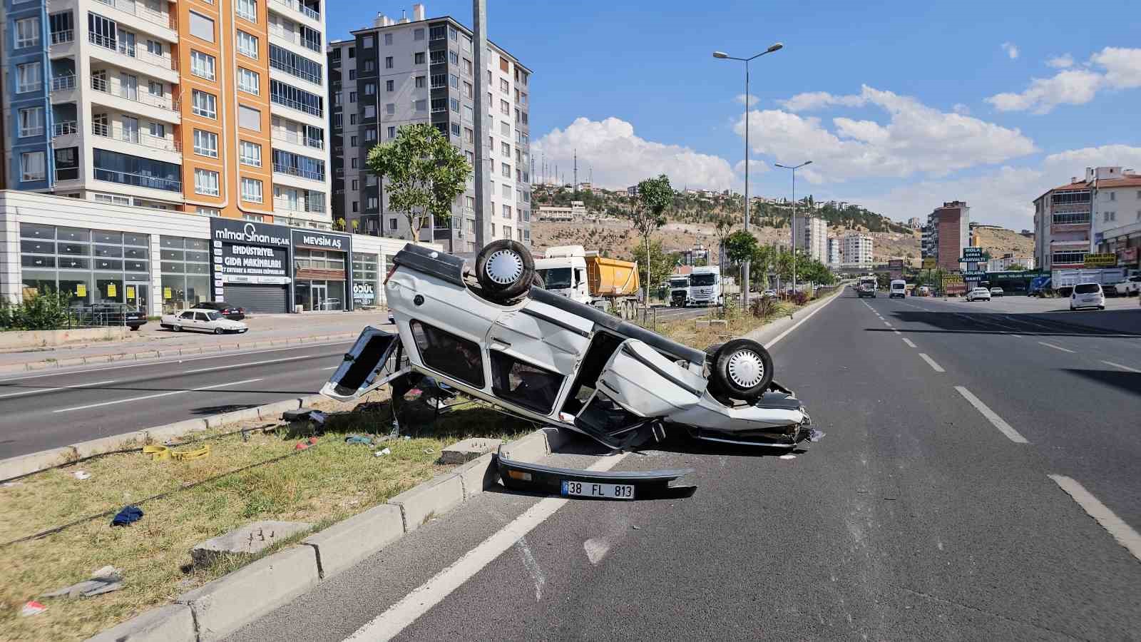 Kayseri’de tırla çarpışan otomobilin takla attığı kaza kamerada