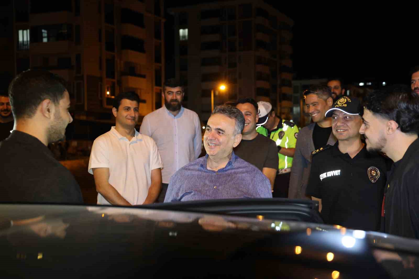 Elazığ Emniyet Müdürü Karan, öğrenci yurt çevresini inceledi, aydınlatma eksikliği için görüşme yaptı