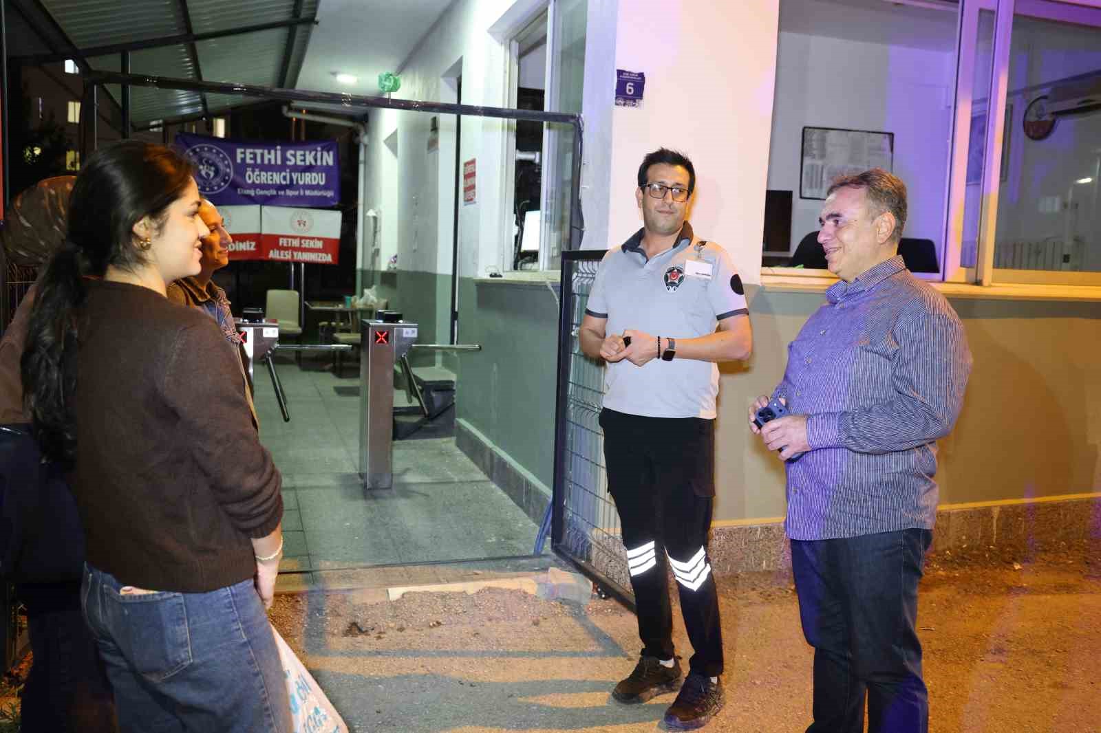 Elazığ Emniyet Müdürü Karan, öğrenci yurt çevresini inceledi, aydınlatma eksikliği için görüşme yaptı