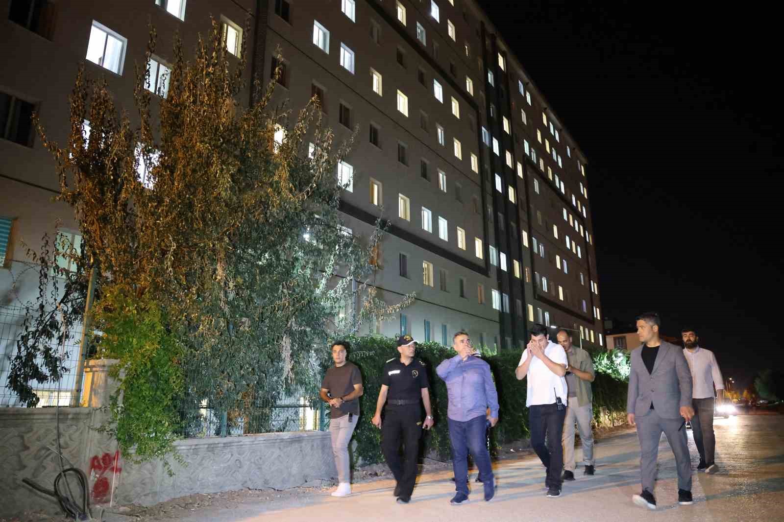 Elazığ Emniyet Müdürü Karan, öğrenci yurt çevresini inceledi, aydınlatma eksikliği için görüşme yaptı