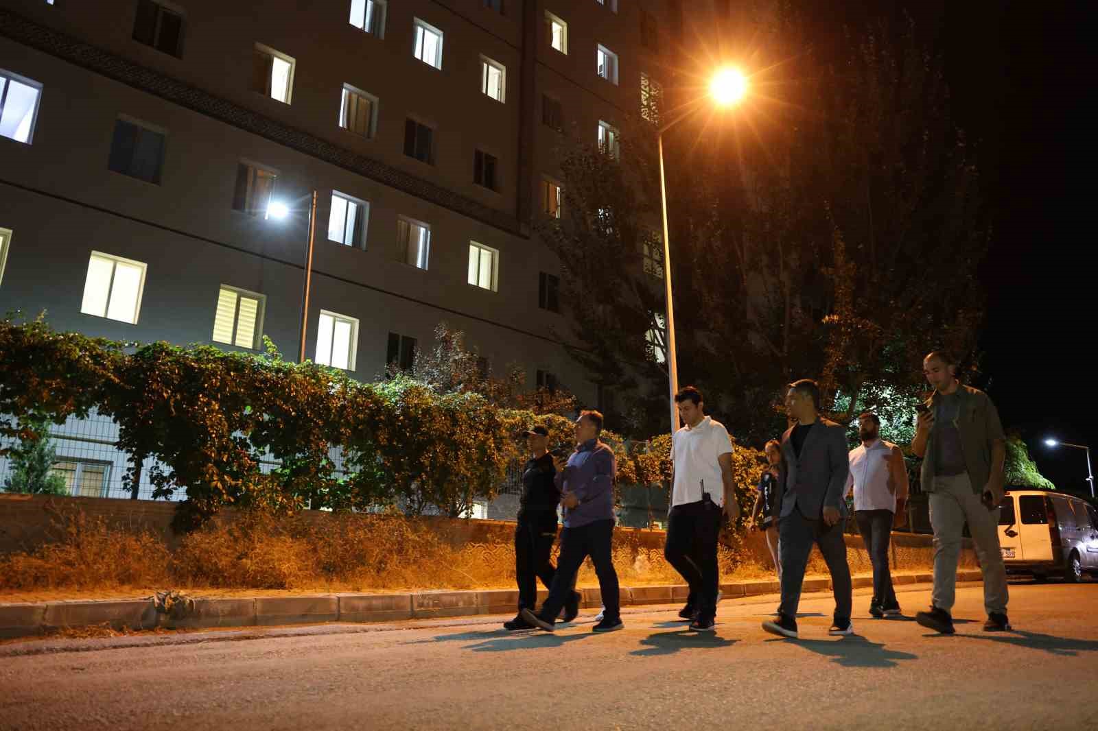 Elazığ Emniyet Müdürü Karan, öğrenci yurt çevresini inceledi, aydınlatma eksikliği için görüşme yaptı