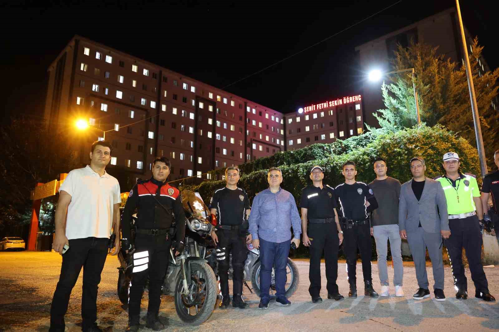 Elazığ Emniyet Müdürü Karan, öğrenci yurt çevresini inceledi, aydınlatma eksikliği için görüşme yaptı