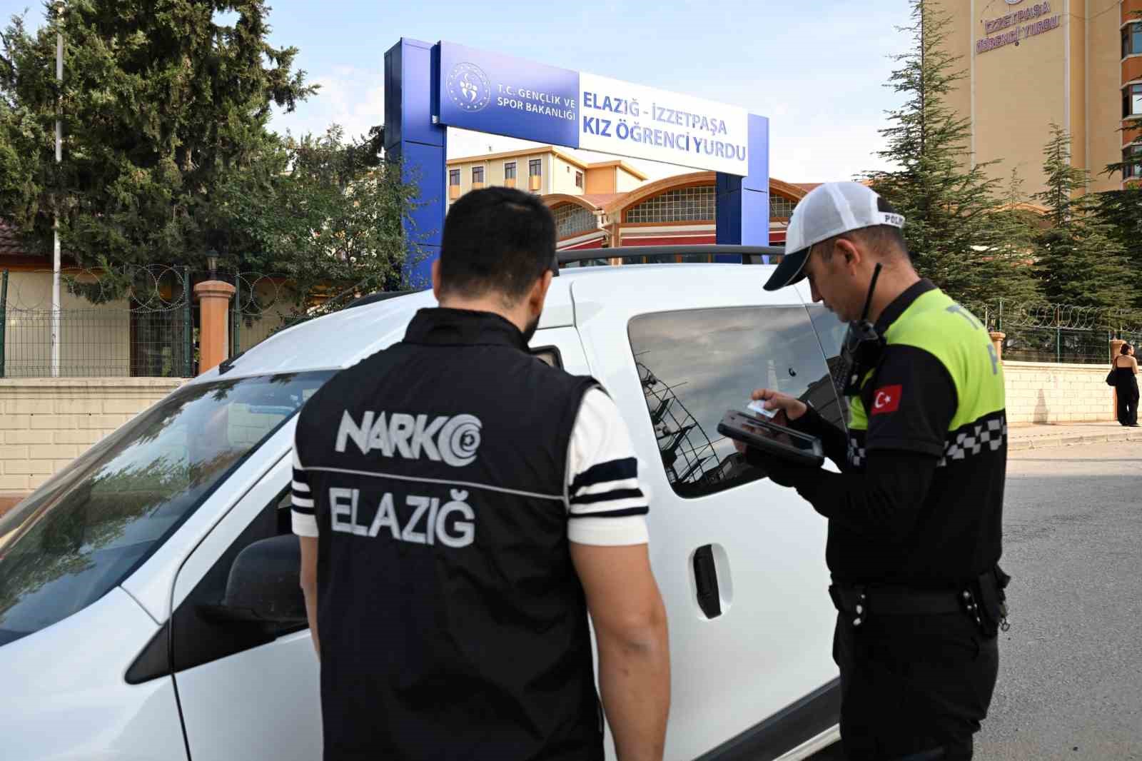 Elazığ Emniyet Müdürü Karan, öğrenci yurt çevresini inceledi, aydınlatma eksikliği için görüşme yaptı