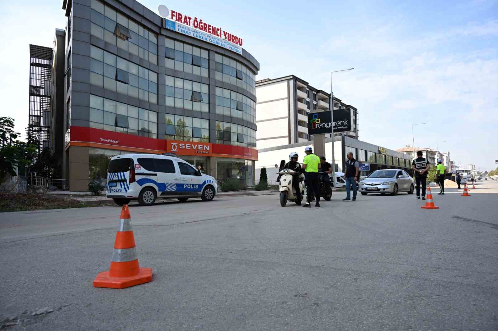Elazığ Emniyet Müdürü Karan, öğrenci yurt çevresini inceledi, aydınlatma eksikliği için görüşme yaptı