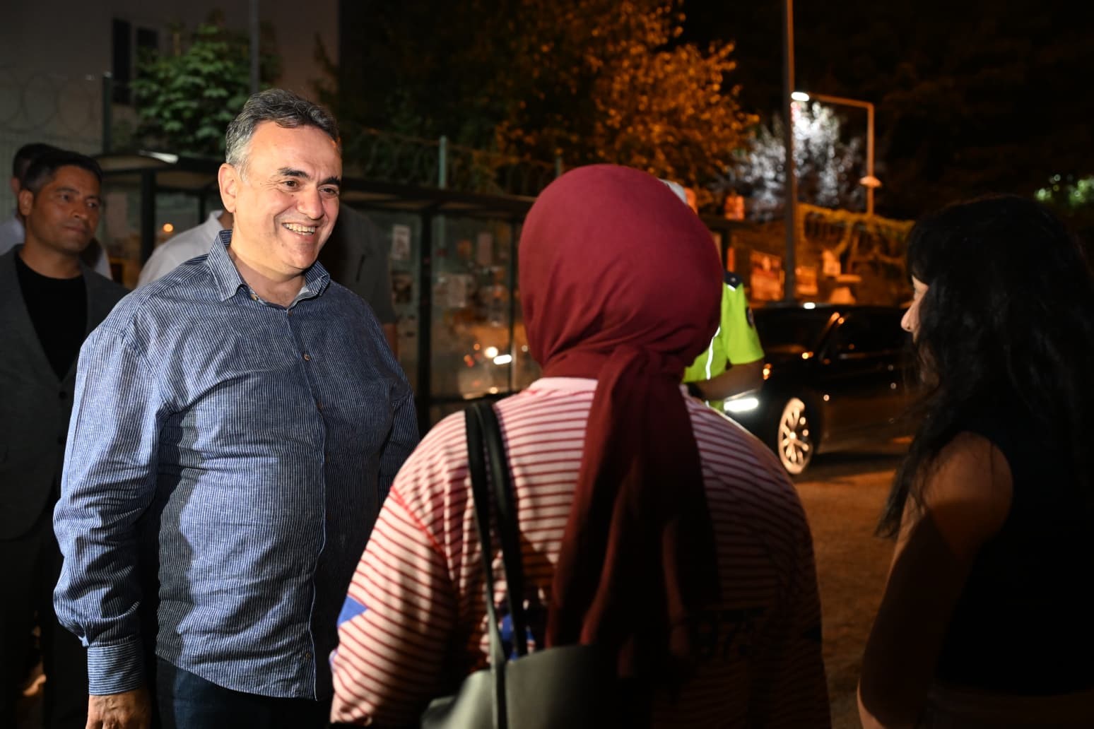 Elazığ Emniyet Müdürü Karan, öğrenci yurt çevresini inceledi, aydınlatma eksikliği için görüşme yaptı