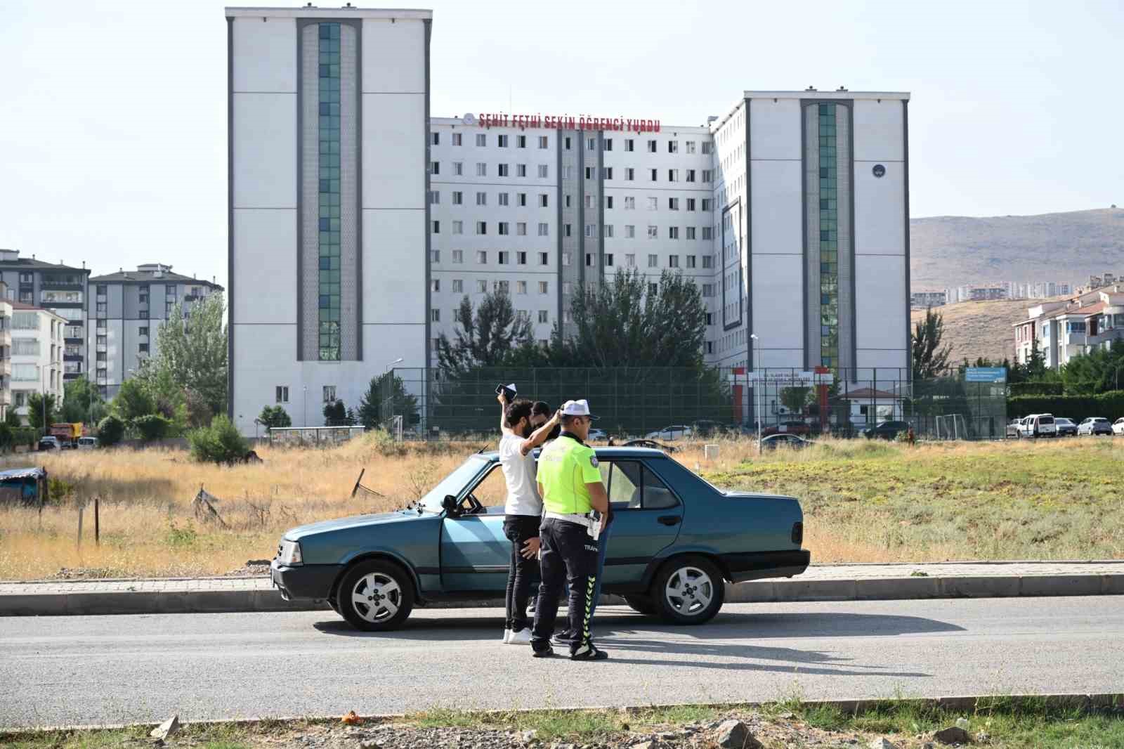 Elazığ Emniyet Müdürü Karan, öğrenci yurt çevresini inceledi, aydınlatma eksikliği için görüşme yaptı