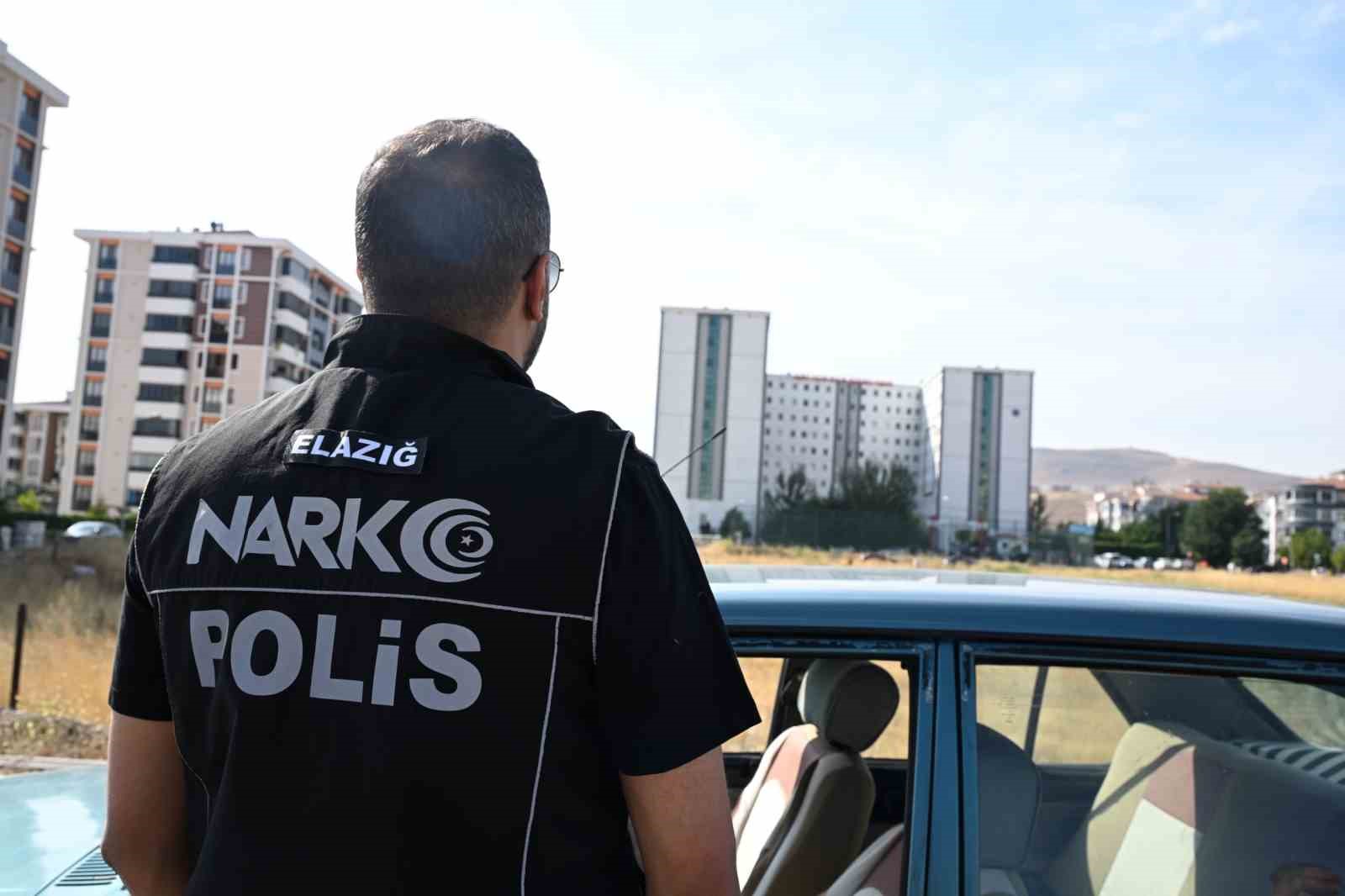 Elazığ Emniyet Müdürü Karan, öğrenci yurt çevresini inceledi, aydınlatma eksikliği için görüşme yaptı