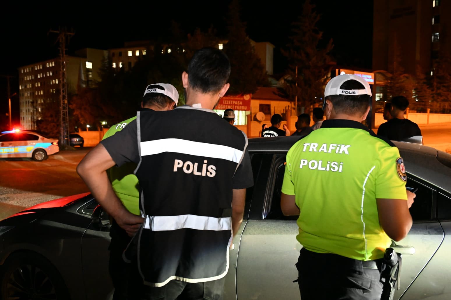 Elazığ Emniyet Müdürü Karan, öğrenci yurt çevresini inceledi, aydınlatma eksikliği için görüşme yaptı