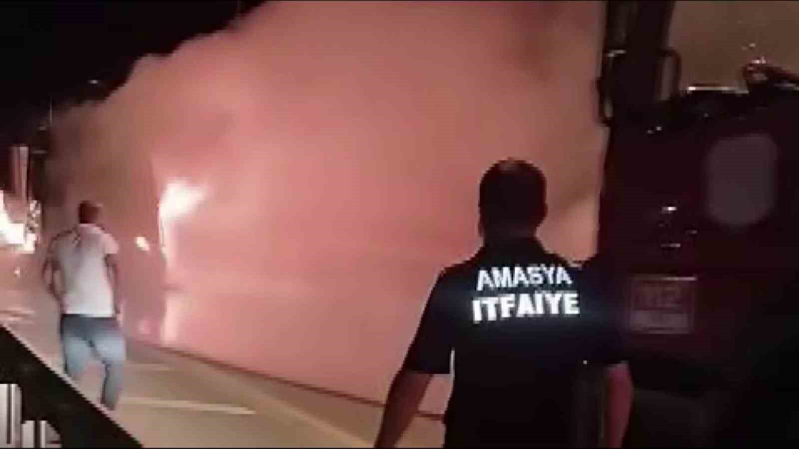 Amasya’da seyir halindeki tır alev topuna döndü