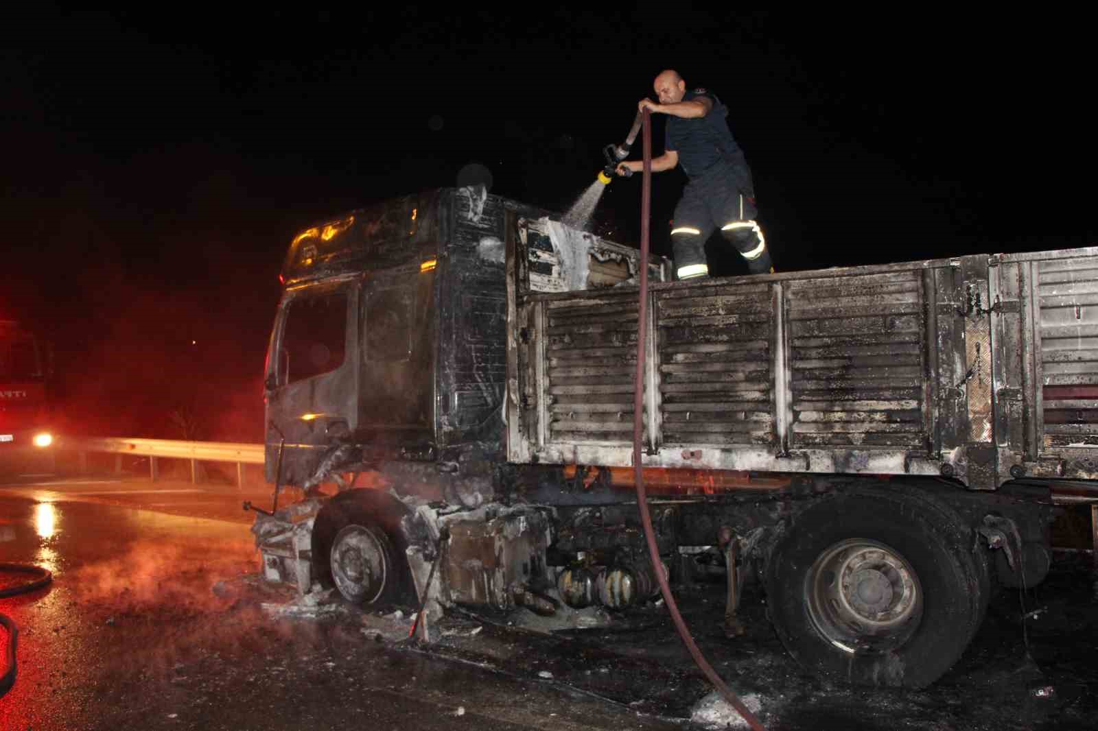 Amasya’da seyir halindeki tır alev topuna döndü