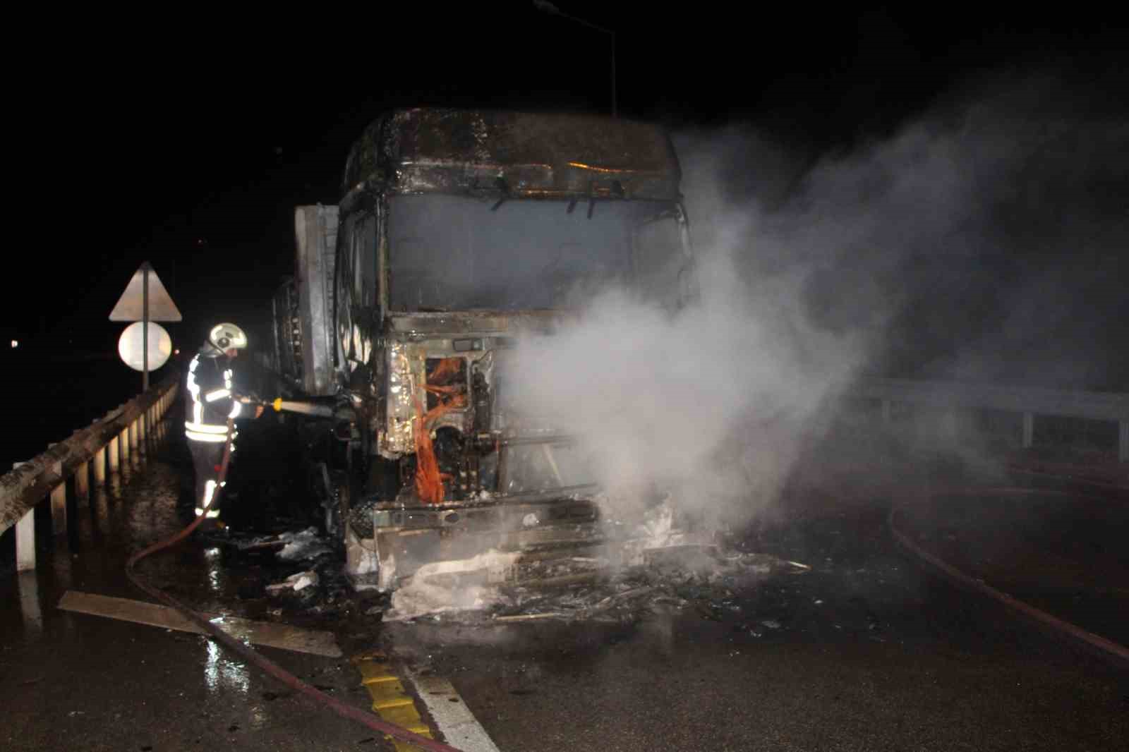 Amasya’da seyir halindeki tır alev topuna döndü