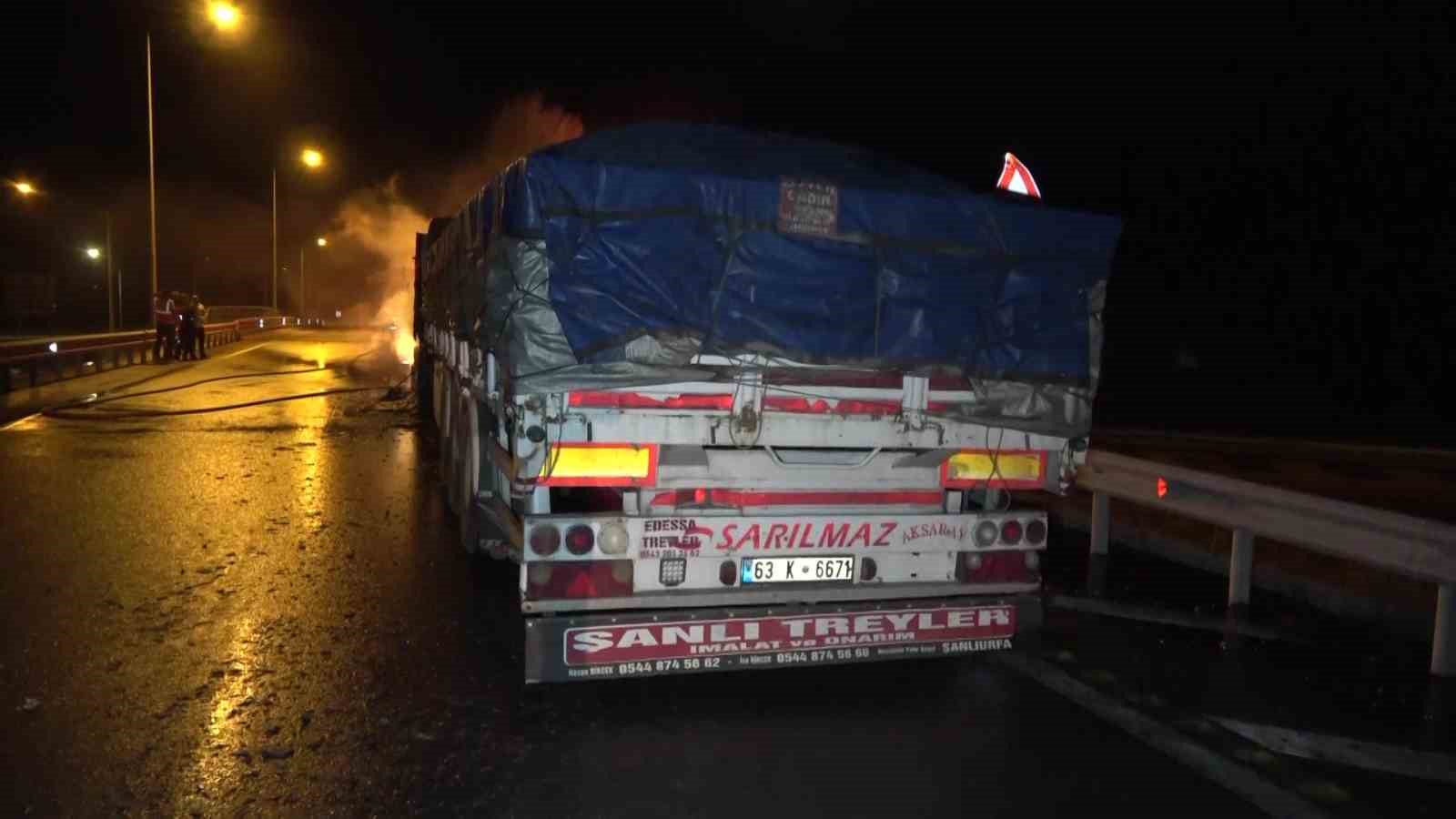 Amasya’da seyir halindeki tır alev topuna döndü