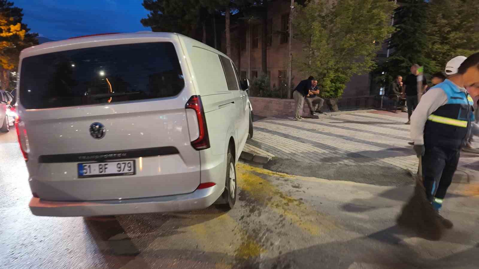 Niğde’de panelvan araç ve motosiklete çarpan hafif ticari araç, ağaca çarparak durabildi: 3 yaralı