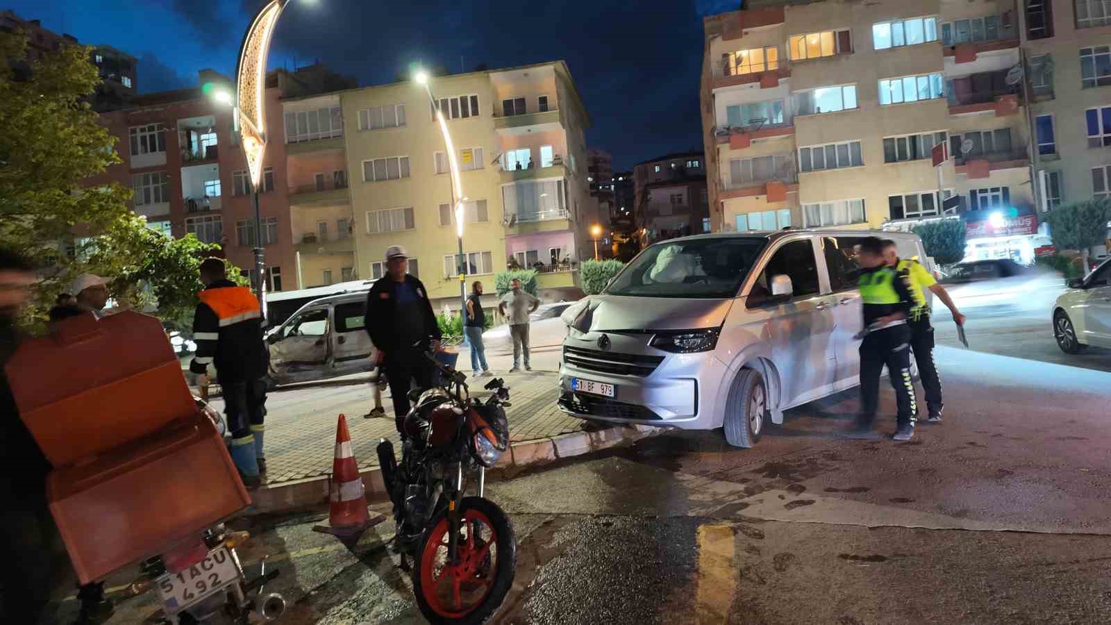 Niğde’de panelvan araç ve motosiklete çarpan hafif ticari araç, ağaca çarparak durabildi: 3 yaralı
