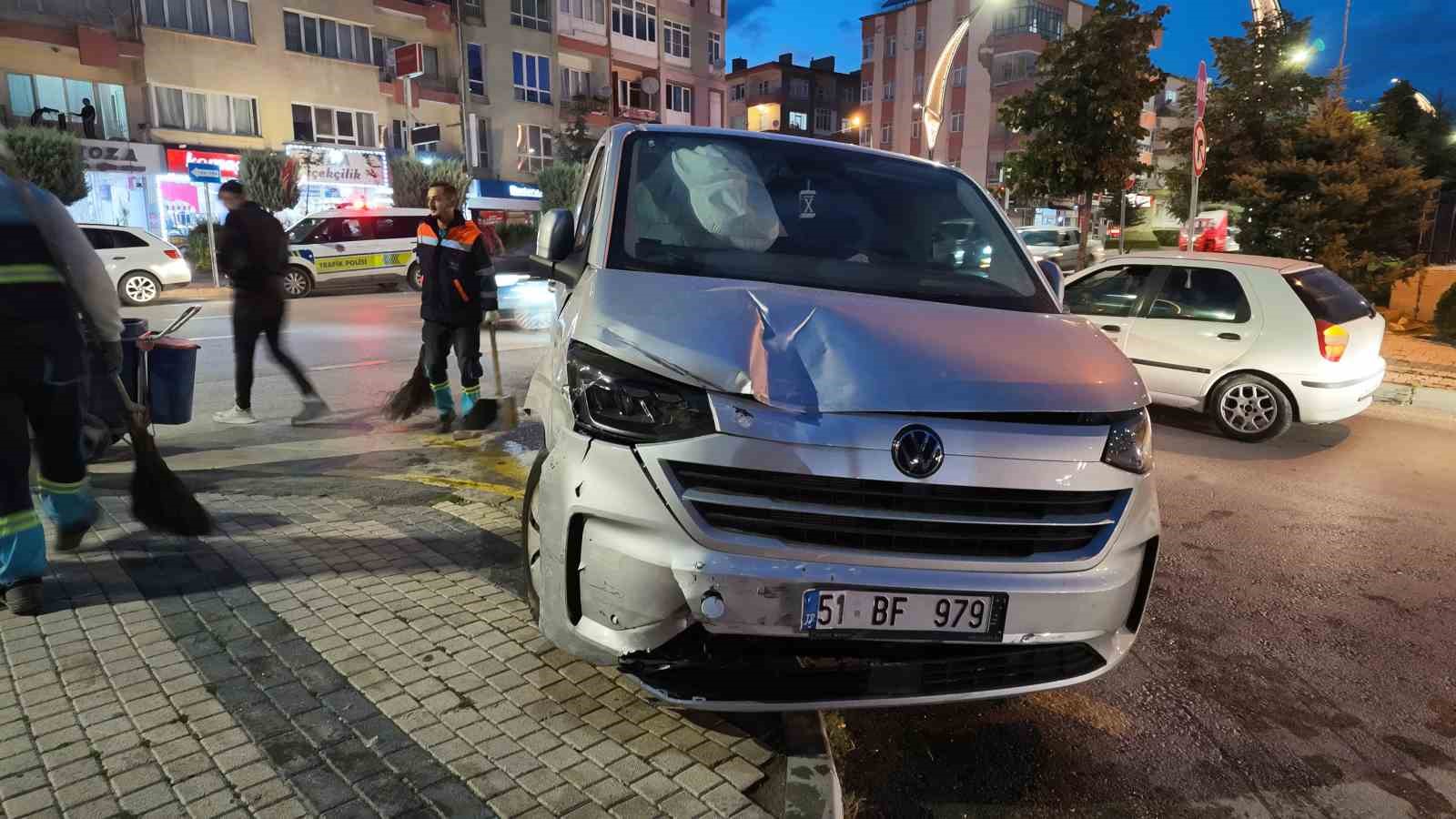 Niğde’de panelvan araç ve motosiklete çarpan hafif ticari araç, ağaca çarparak durabildi: 3 yaralı