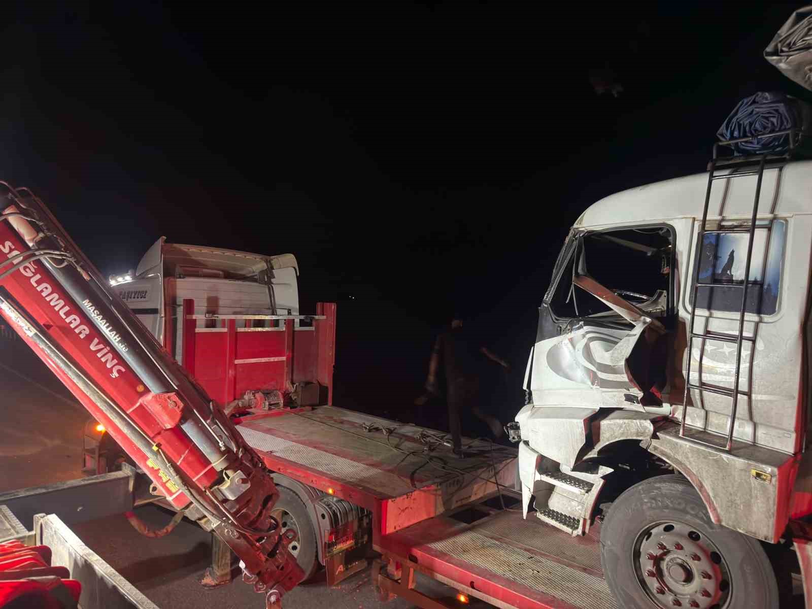 Yaralanan kamyon sürücüsünün feryatları yürekleri burktu