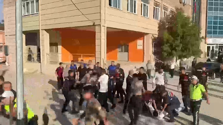 Manisa’da okul önünde silahlı saldırı: Yaralı öğrenciler var