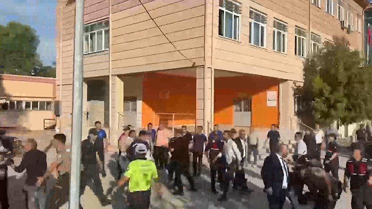 Manisa’da okul önünde silahlı saldırı: Yaralı öğrenciler var