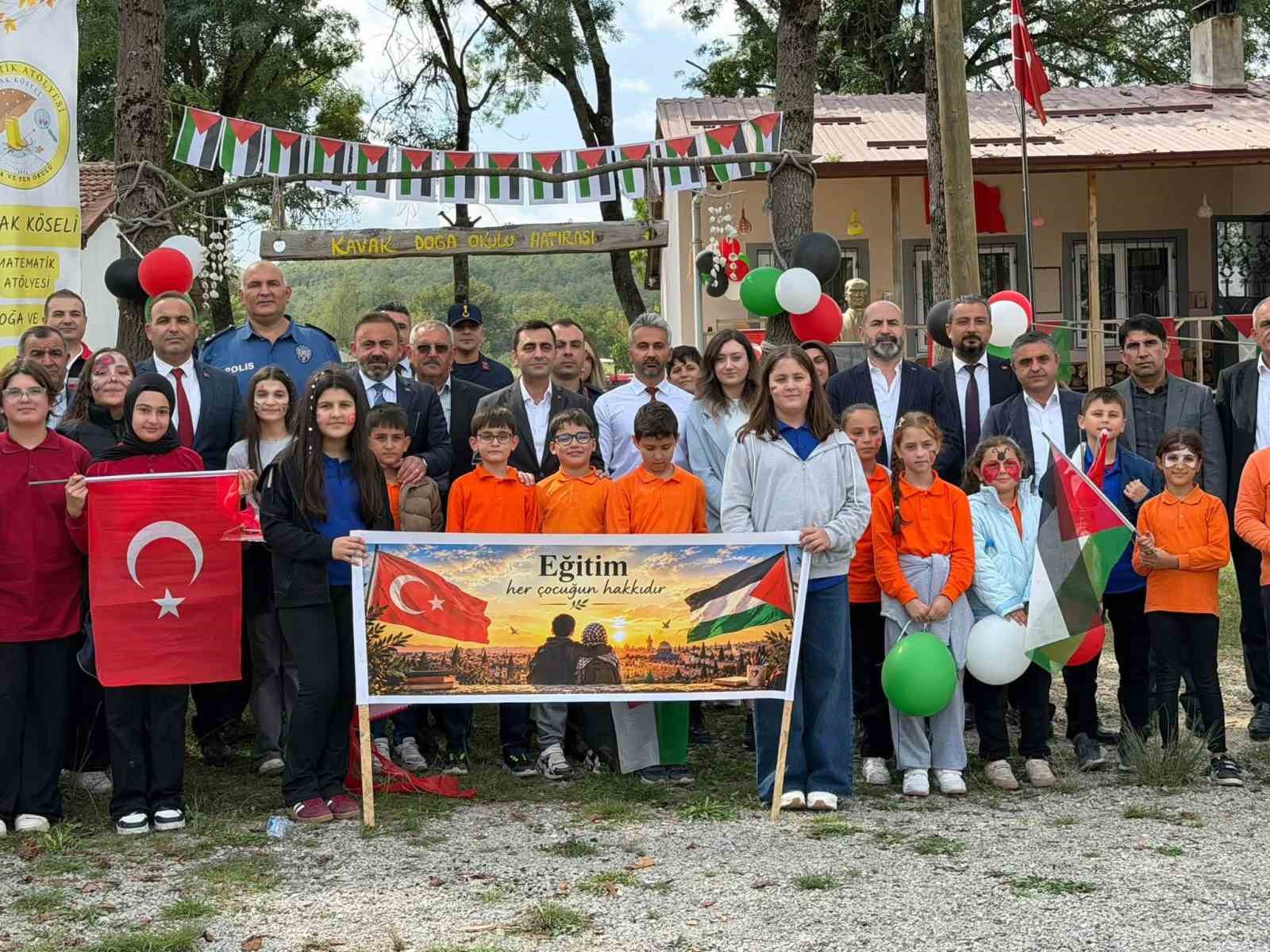 Gazzeli çocuklar için gökyüzüne umut uçuruldu