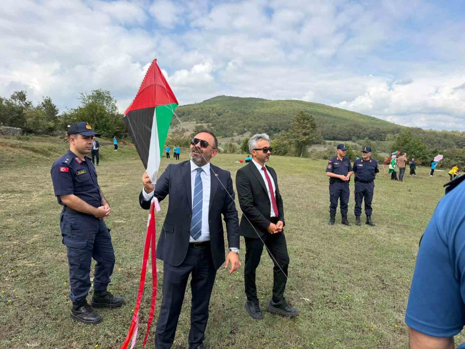 Gazzeli çocuklar için gökyüzüne umut uçuruldu