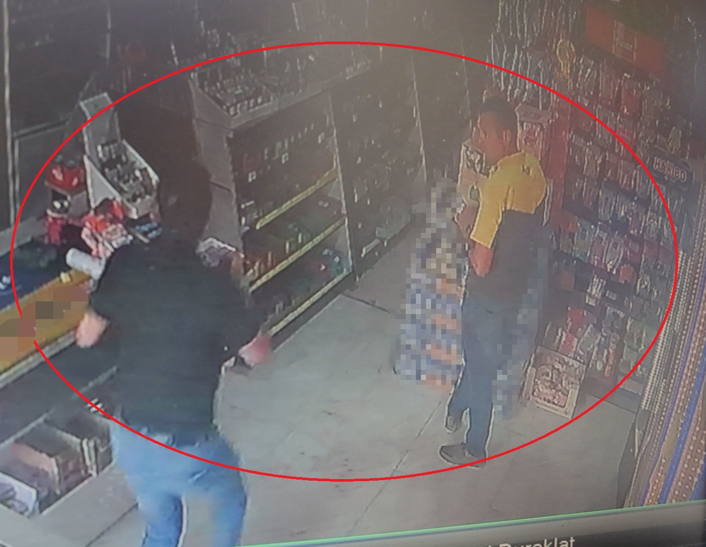 Boğazına şeker kaçan adamın ölümle burun buruna geldiği ve Heimlich manevrasıyla hayata tutunduğu anlar kamerada