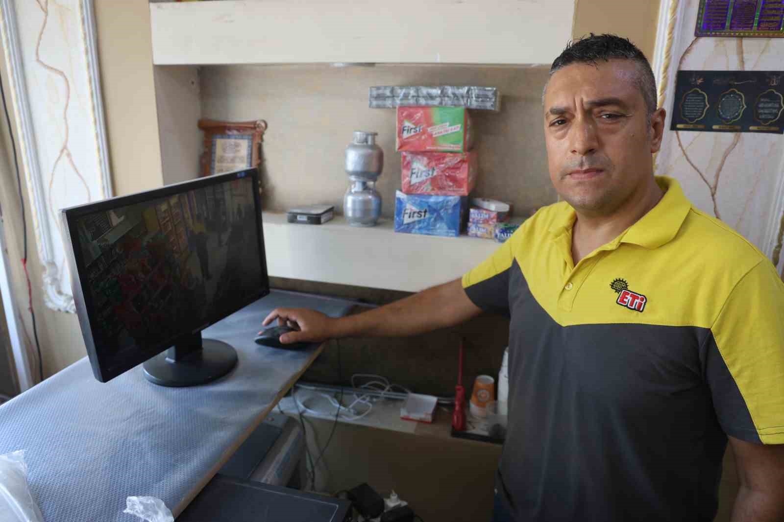 Boğazına şeker kaçan adamın ölümle burun buruna geldiği ve Heimlich manevrasıyla hayata tutunduğu anlar kamerada