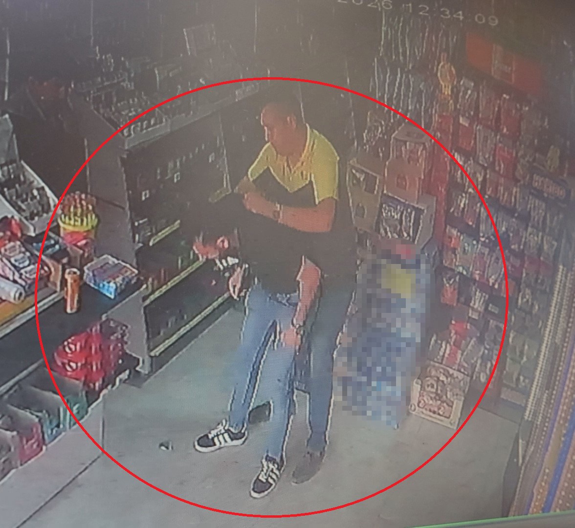 Boğazına şeker kaçan adamın ölümle burun buruna geldiği ve Heimlich manevrasıyla hayata tutunduğu anlar kamerada