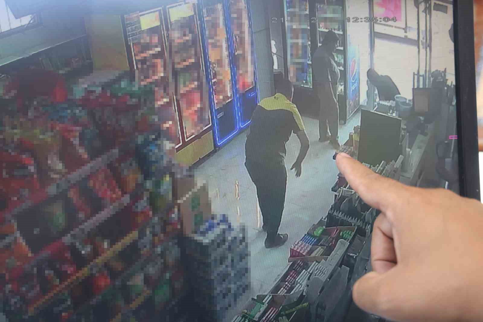 Boğazına şeker kaçan adamın ölümle burun buruna geldiği ve Heimlich manevrasıyla hayata tutunduğu anlar kamerada