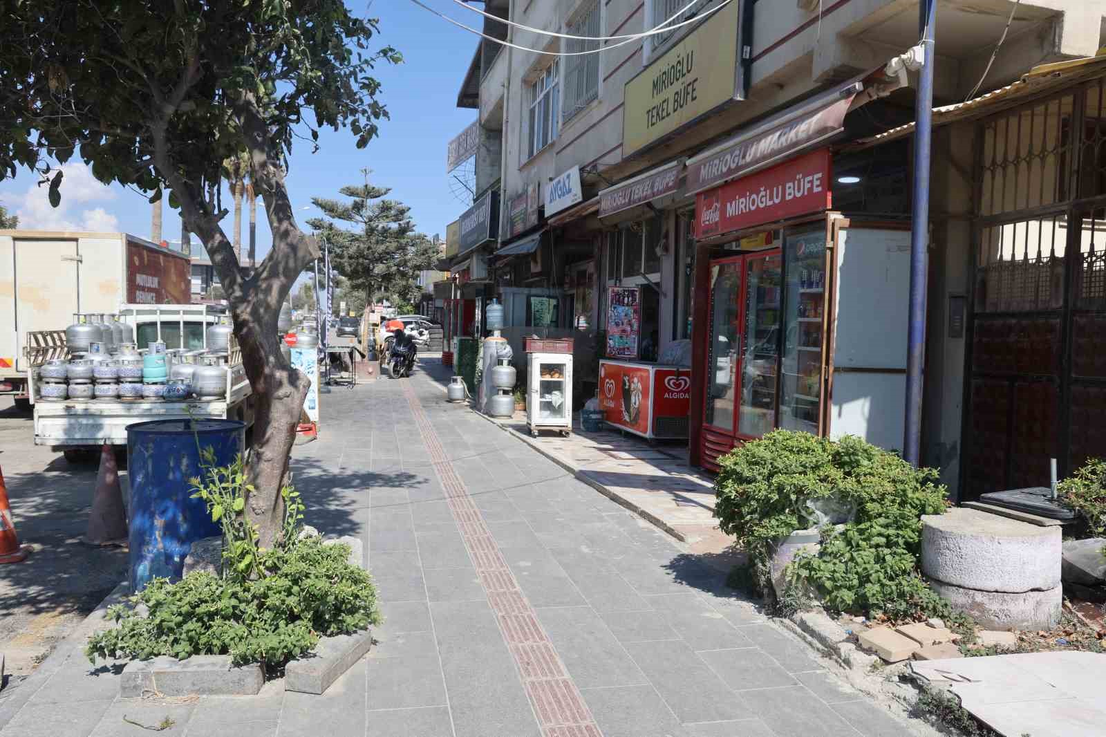 Boğazına şeker kaçan adamın ölümle burun buruna geldiği ve Heimlich manevrasıyla hayata tutunduğu anlar kamerada