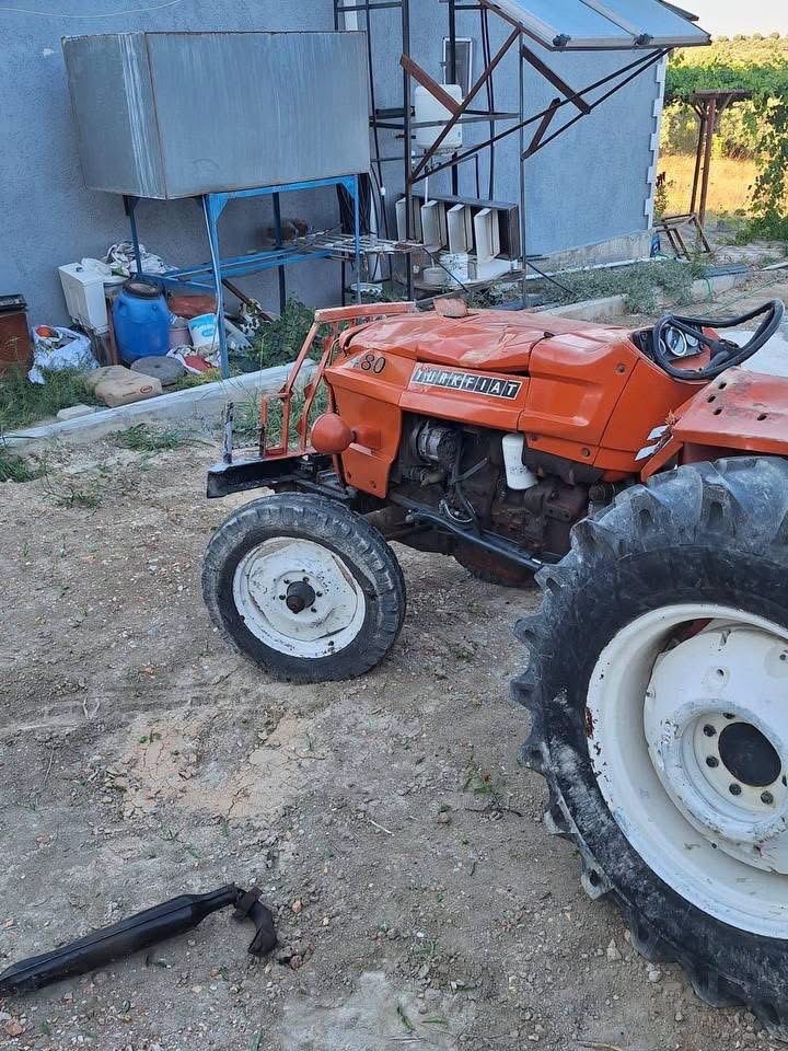 Altınözü’nde devrilen traktörün altında kalan 3 kişi yaralandı