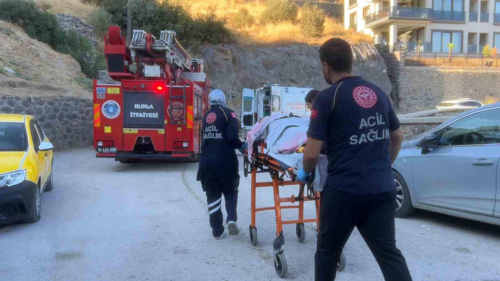 Bursa’da tadilat sırasında balkona düşen işçi yaralandı